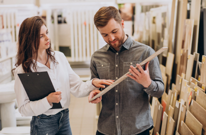Homem e mulher a escolher materiais para a remodelação da sua casa, numa loja de bricolage.